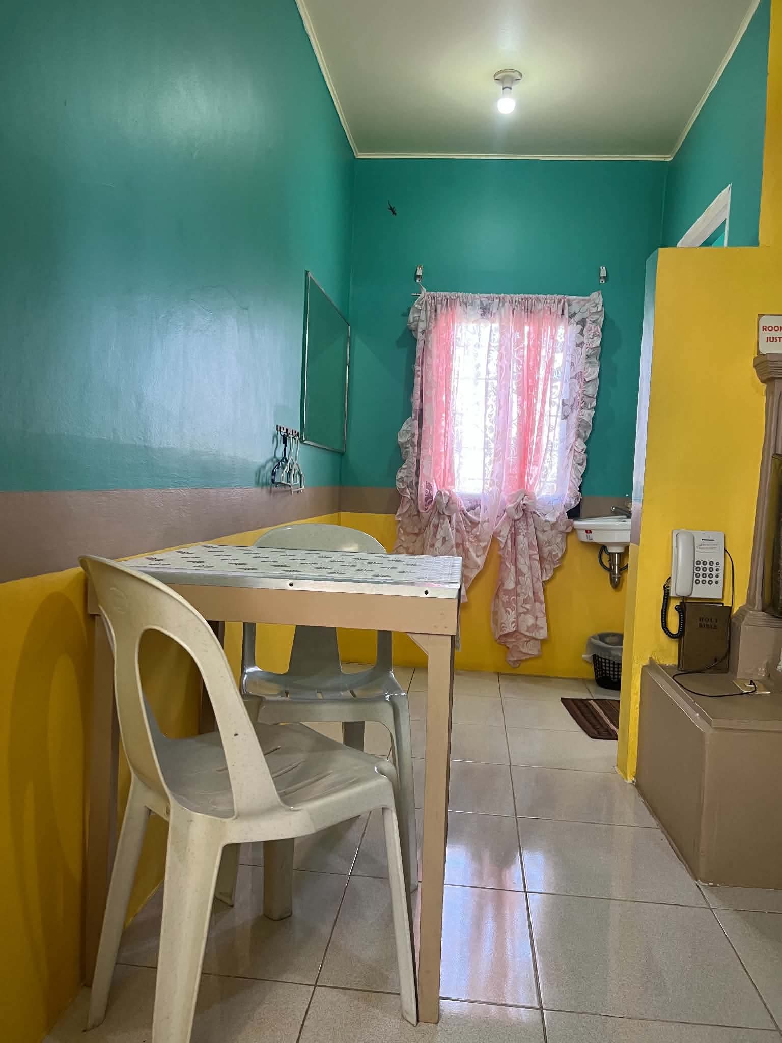 Pleasant Room Photo 3